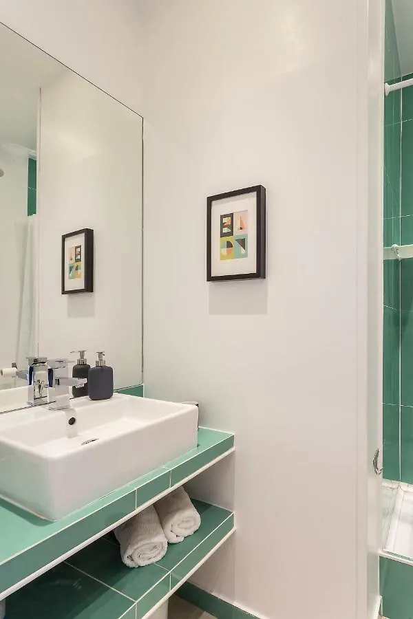 Three Bedroom Apartment In Historical Centre -Bairro Alto 리스본