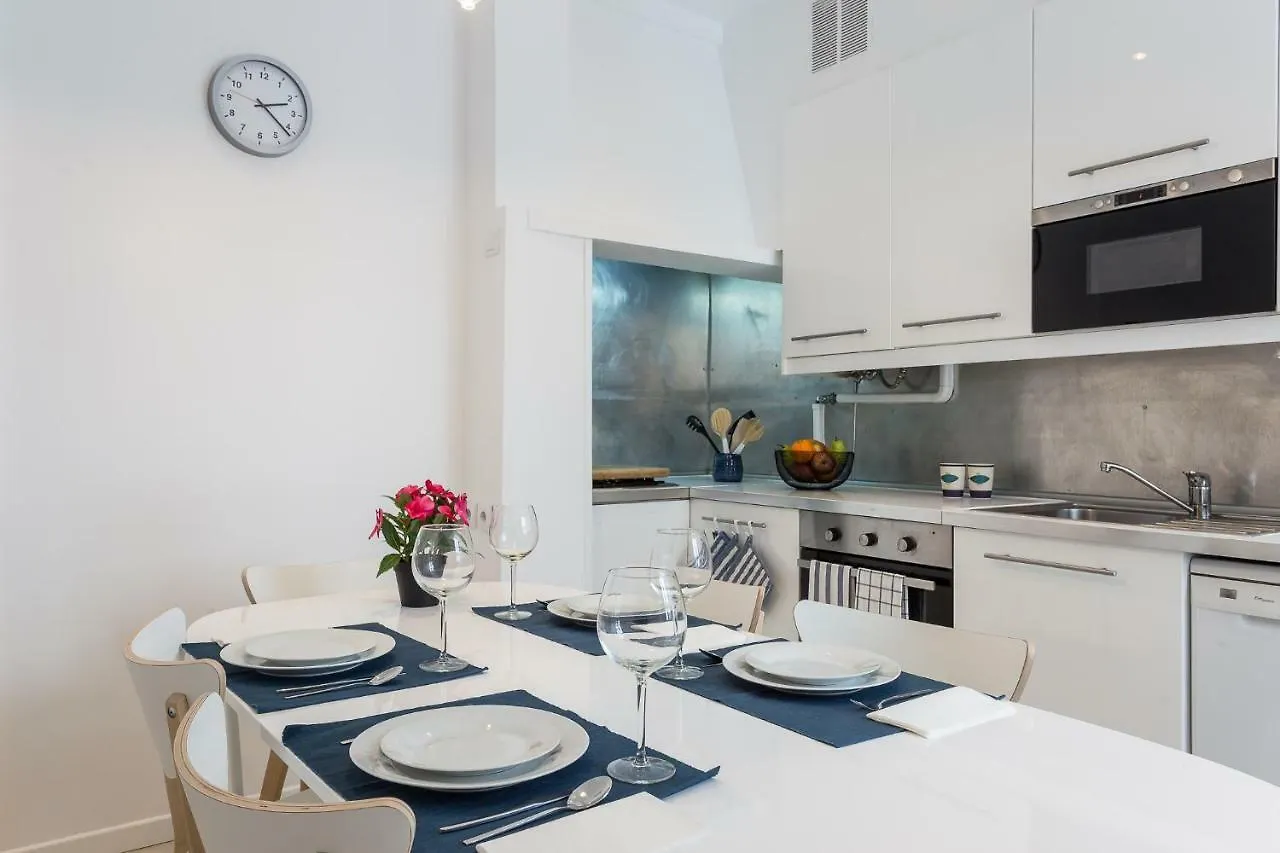 Three Bedroom Apartment In Historical Centre -Bairro Alto 리스본