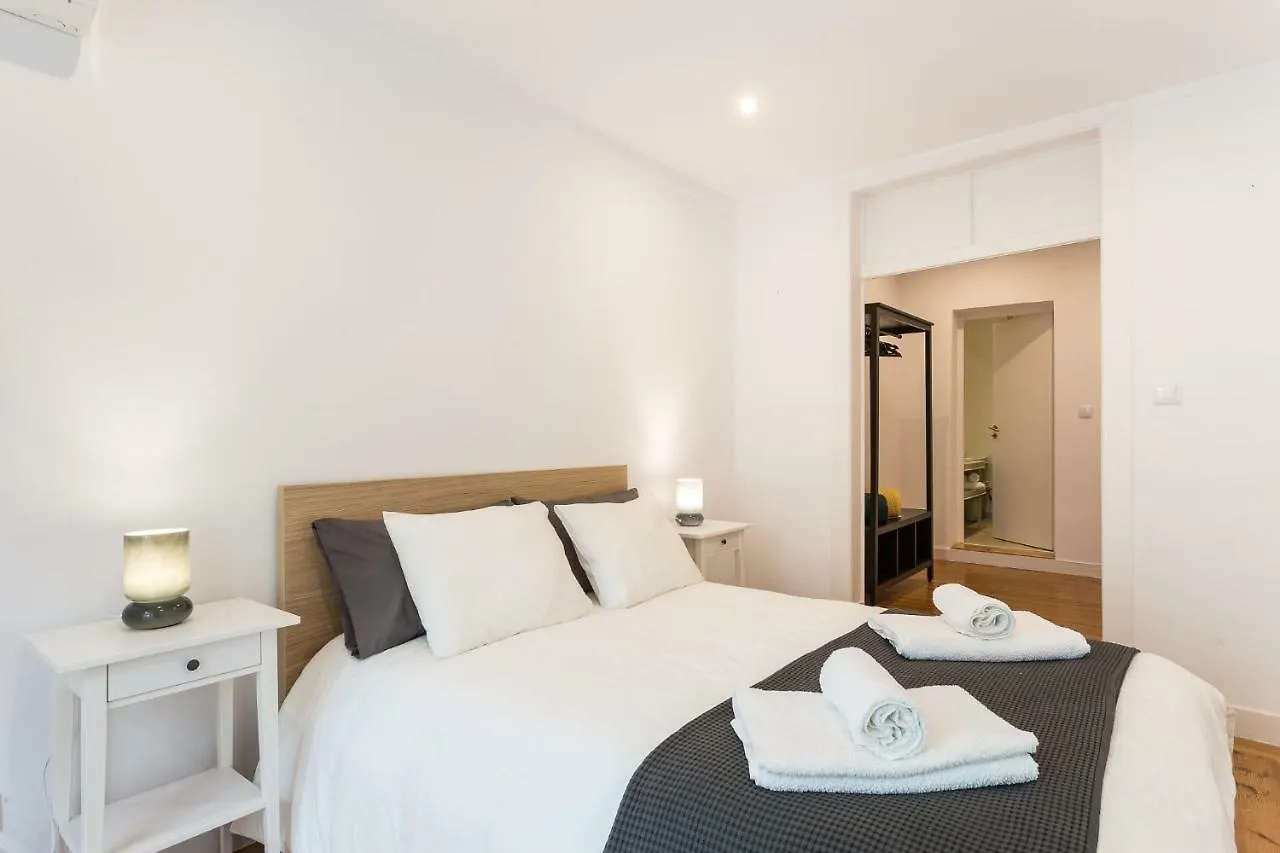 Three Bedroom Apartment In Historical Centre -Bairro Alto 리스본
