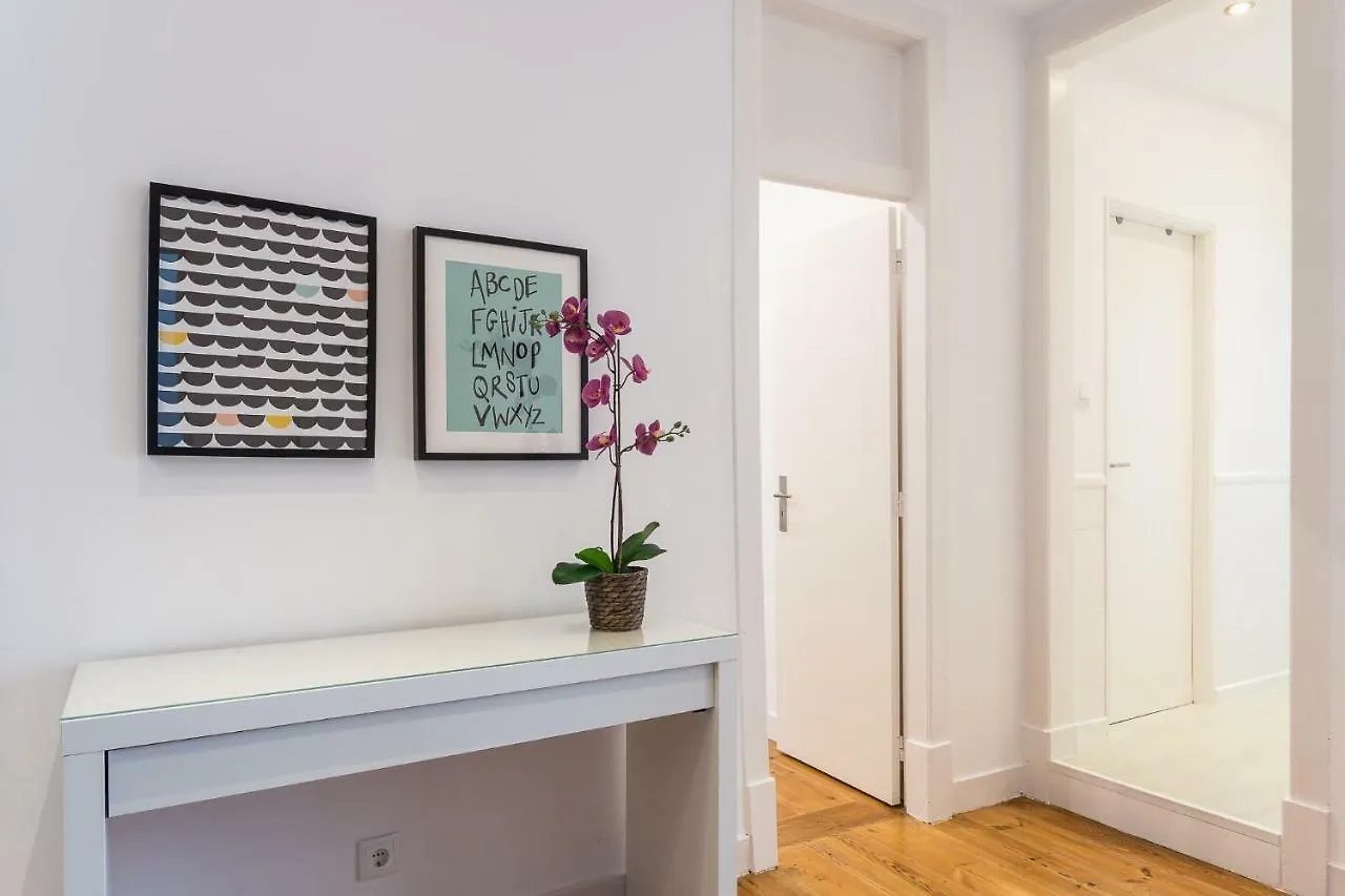 Three Bedroom Apartment In Historical Centre -Bairro Alto 리스본