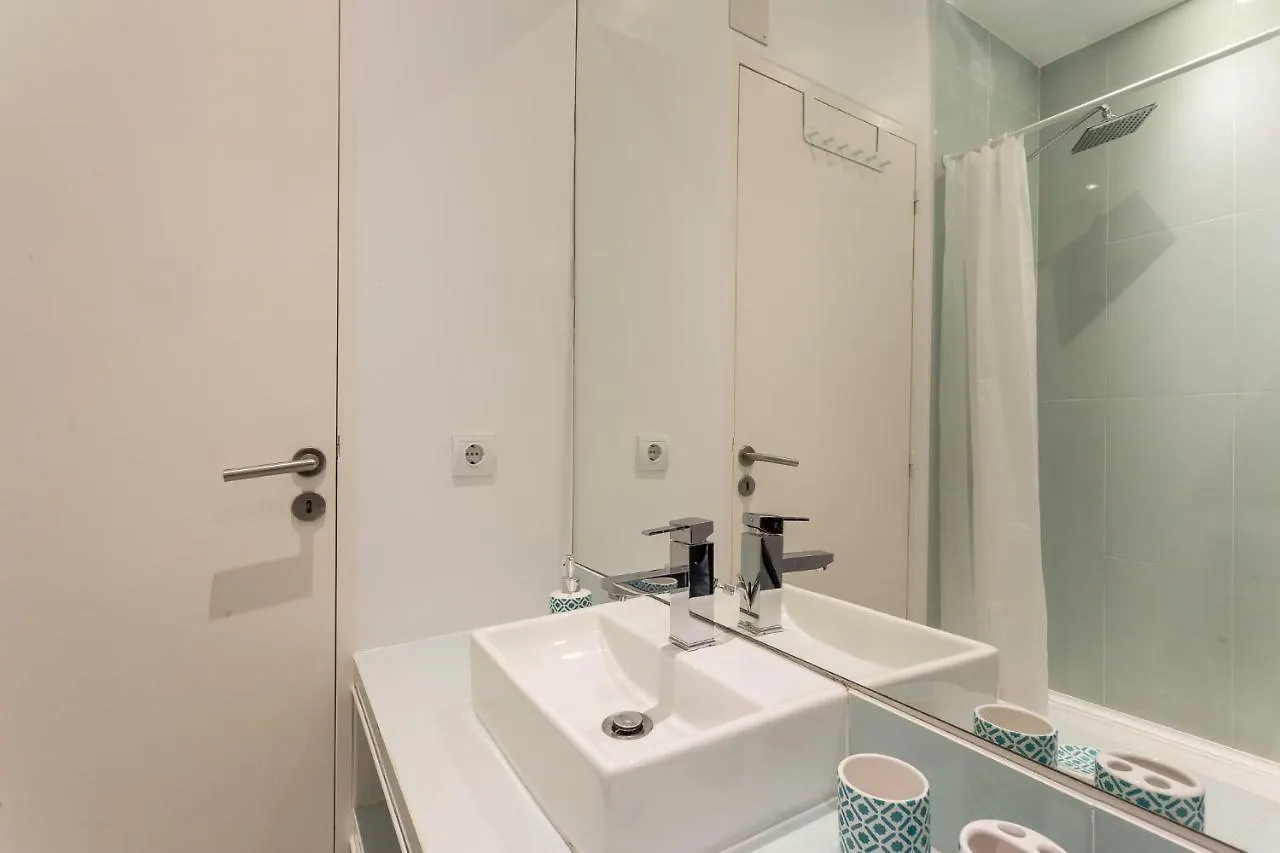 Three Bedroom Apartment In Historical Centre -Bairro Alto 리스본